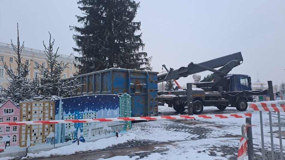 Праздничное убранство на Дворцовой площади может остаться дольше обычного